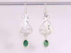 Lange opengewerkte zilveren oorbellen met smaragd afbeelding 3