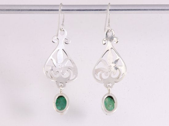 Lange opengewerkte zilveren oorbellen met smaragd afbeelding 3