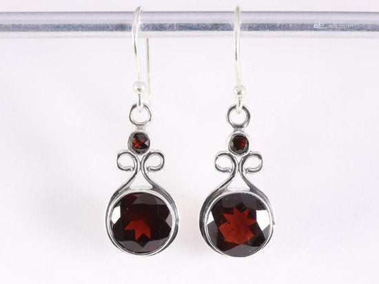 Opengewerkte zilveren oorbellen met granaat afbeelding 4