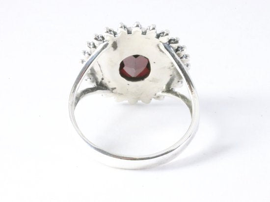 Bewerkte zilveren ring met granaat afbeelding 3