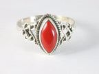 Fijne bewerkte zilveren ring met rode koraal steen afbeelding 4