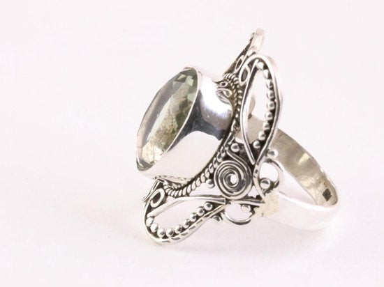 Opengewerkte zilveren ring met groene amethist afbeelding 2