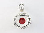 Ronde opengewerkte zilveren hanger met robijn afbeelding 3