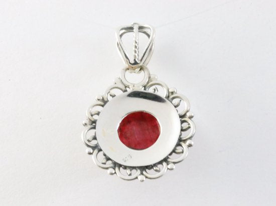 Ronde opengewerkte zilveren hanger met robijn afbeelding 3