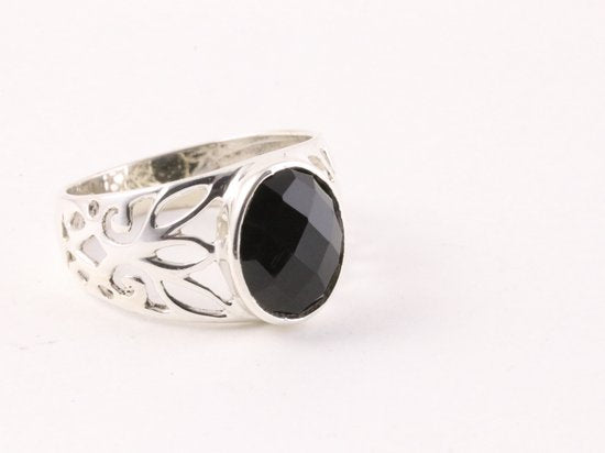 Opengewerkte zilveren ring met gefacetteerde onyx afbeelding 1