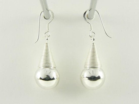 Fijn bewerkte zilveren oorbellen met bolletjes afbeelding 3
