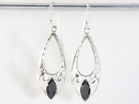 Lange opengewerkte zilveren oorbellen met onyx afbeelding 3