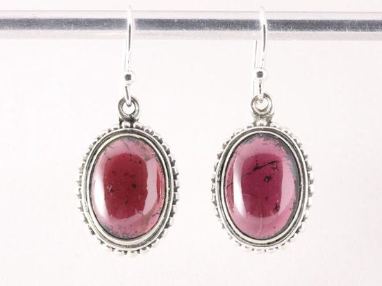 Bewerkte ovale zilveren oorbellen met granaat afbeelding 4