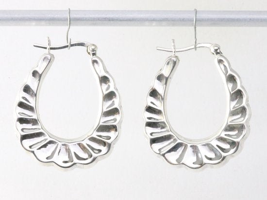 Gehamerde zilveren oorringen afbeelding 3