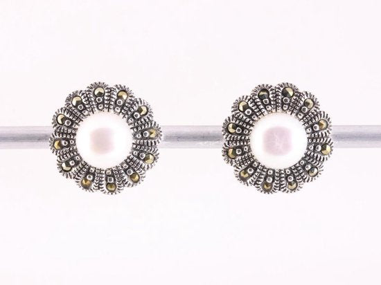 Zilveren oorstekers met zoetwater parel en marcasiet afbeelding 1