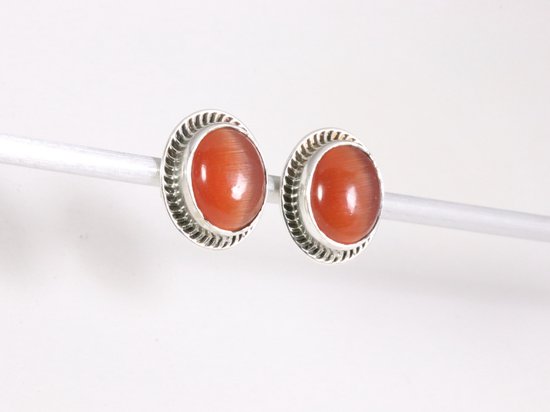 Bewerkte ovale zilveren oorstekers met rode vuuropaal afbeelding 2