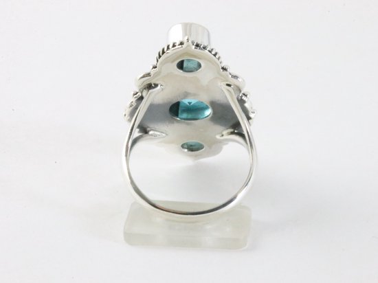 Langwerpige bewerkte zilveren ring met blauwe topaas afbeelding 3