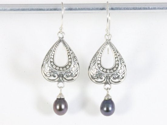 Traditionele bewerkte zilveren oorbellen met zwarte parel afbeelding 3