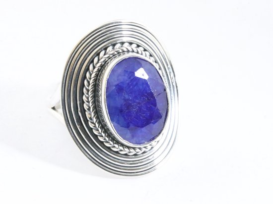 Zware bewerkte zilveren ring met blauwe saffier afbeelding 1