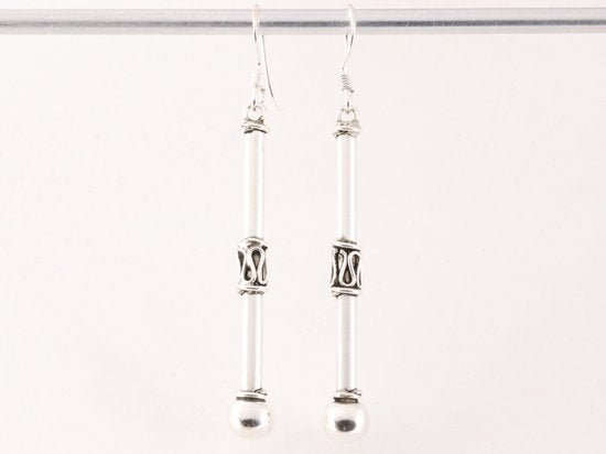 Lange bewerkte Balinese zilveren oorbellen met hoogglans bolletjes afbeelding 4