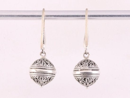 Traditionele zilveren oorbellen met filigrein bewerkte bolletjes afbeelding 3