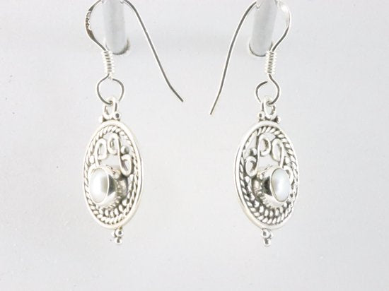 Fijne opengewerkte ronde zilveren oorbellen met parel afbeelding 2