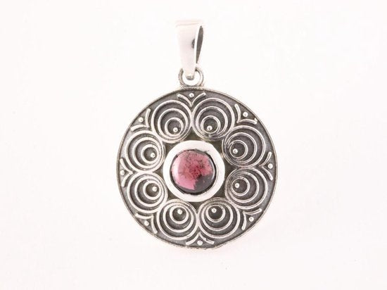 Ronde bewerkte zilveren hanger met granaat afbeelding 1