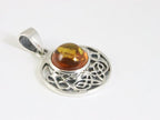 Fijne ronde opengewerkte zilveren hanger met amber afbeelding 2