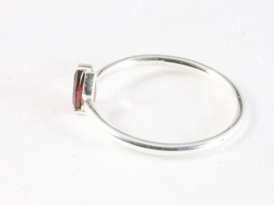 Fijne hoogglans zilveren ring met granaat afbeelding 2