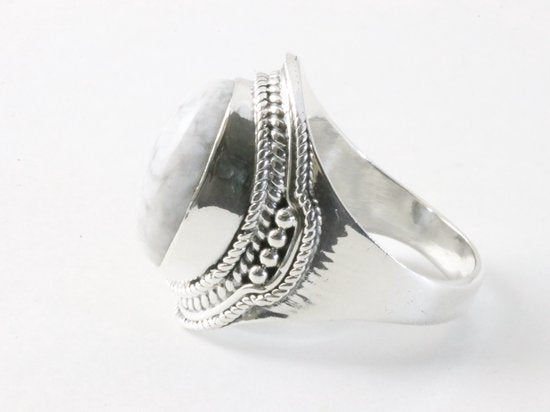 Bewerkte zilveren ring met howliet afbeelding 2