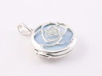 Rond bewerkt zilveren medaillon met lichtblauwe schelp afbeelding 2