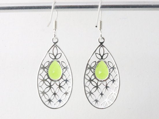 Opengewerkte zilveren oorbellen met peridoot afbeelding 3