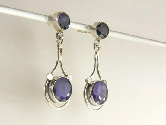 Opengewerkte zilveren oorstekers met blauwe saffier afbeelding 2