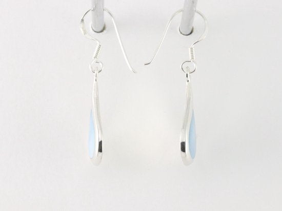 Druppelvormige zilveren oorbellen met lichtblauwe schelp afbeelding 2