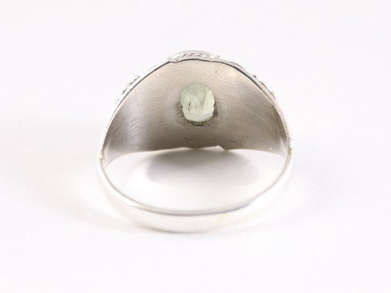 Bewerkte zilveren ring met prehniet afbeelding 3