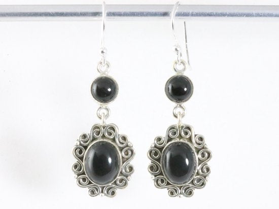 Lange bewerkte zilveren oorbellen met onyx afbeelding 4