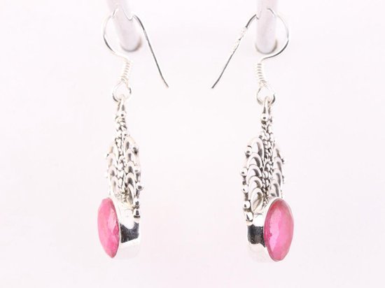 Opengewerkte zilveren oorbellen met robijn afbeelding 2