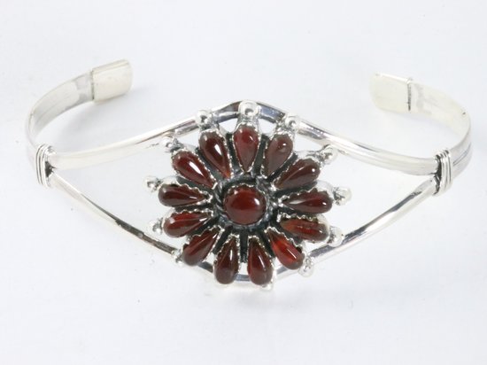 Opengewerkte zilveren klemarmband met carneool bloem afbeelding 1