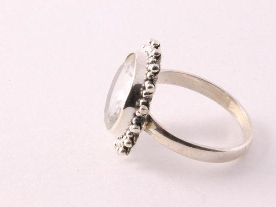 Ronde bewerkte zilveren ring met groene amethist afbeelding 3