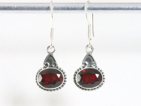 Fijne bewerkte zilveren oorbellen met granaat afbeelding 4