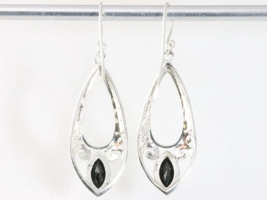 Lange opengewerkte zilveren oorbellen met onyx afbeelding 2