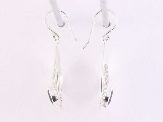 Opengewerkte zilveren oorbellen met blauwe saffier afbeelding 2