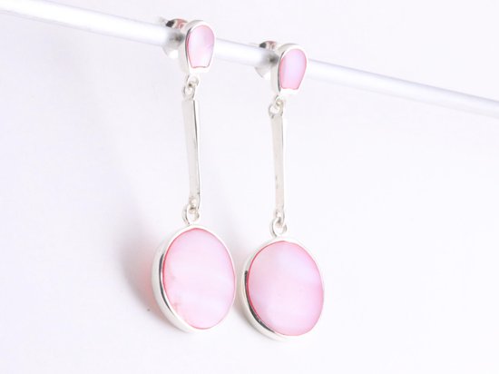 Lange zilveren oorstekers met roze parelmoer afbeelding 2