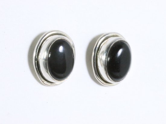 Fijne ovale zilveren oorstekers met onyx afbeelding 1