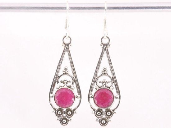 Lange opengewerkte zilveren oorbellen met robijn afbeelding 4