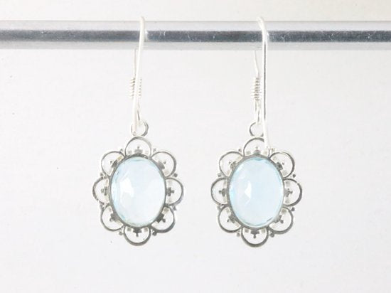 Fijne opengewerkte zilveren oorbellen met blauwe topaas afbeelding 3