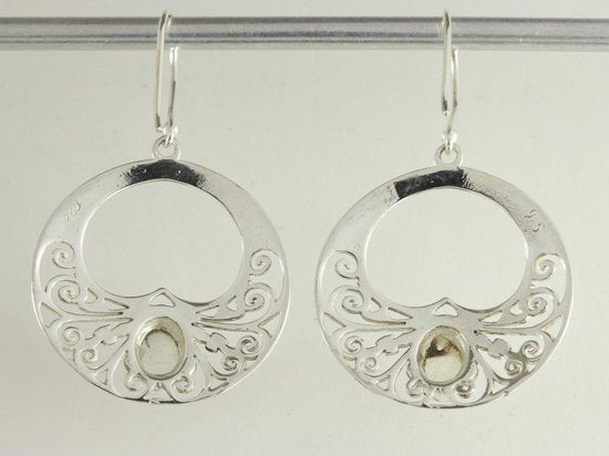 Ronde opengewerkte zilveren oorbellen met regenboog maansteen afbeelding 3