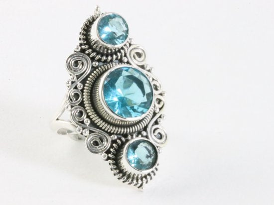 Langwerpige bewerkte zilveren ring met blauwe topaas afbeelding 1