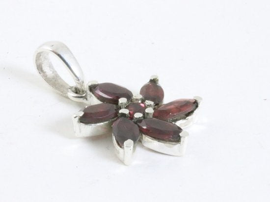 Zilveren hanger met granaat aan ketting afbeelding 2