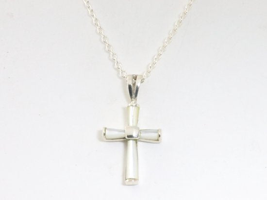 Fijne zilveren kruishanger met parelmoer aan ketting afbeelding 4