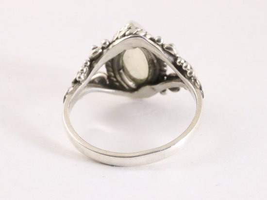 Fijne bewerkte zilveren ring met regenboog maansteen afbeelding 3