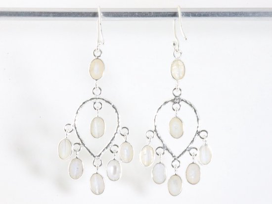 Lange zilveren oorbellen met parel afbeelding 3