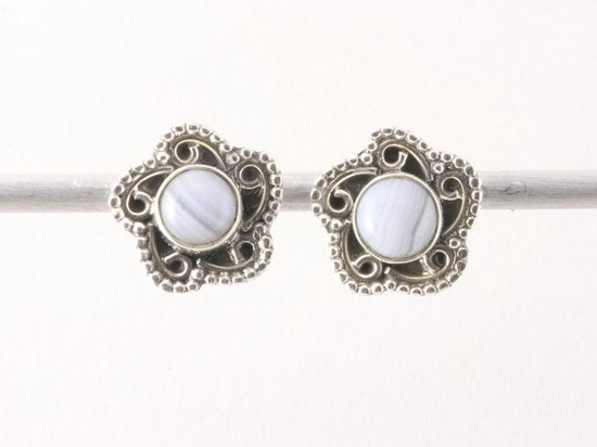Fijne bewerkte zilveren oorstekers met blauwe lace agaat afbeelding 1