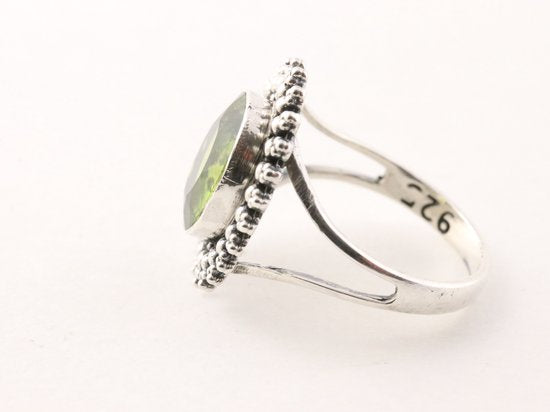 Bewerkte zilveren ring met peridoot afbeelding 2