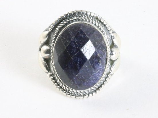 Zware bewerkte zilveren ring met gefacetteerde lapis lazuli afbeelding 4